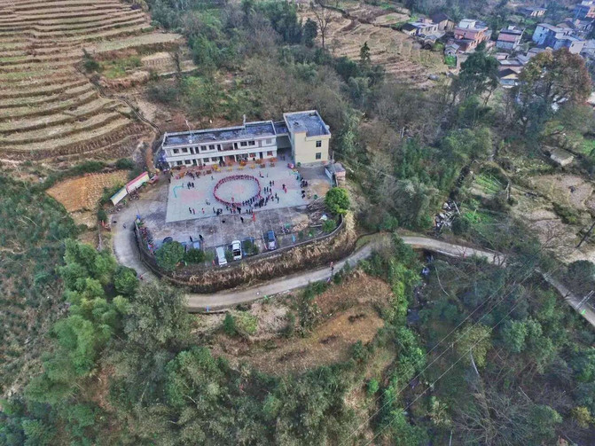 连南人口_连南千年瑶寨图片