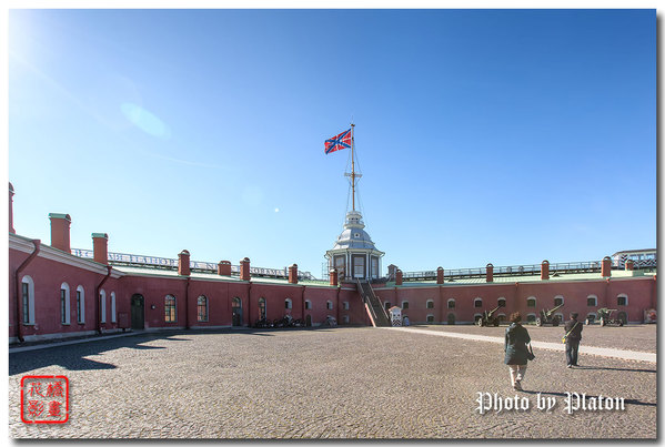 彼得保罗要塞内展示的武器等 要塞中还有6座棱堡及其他军事设施.