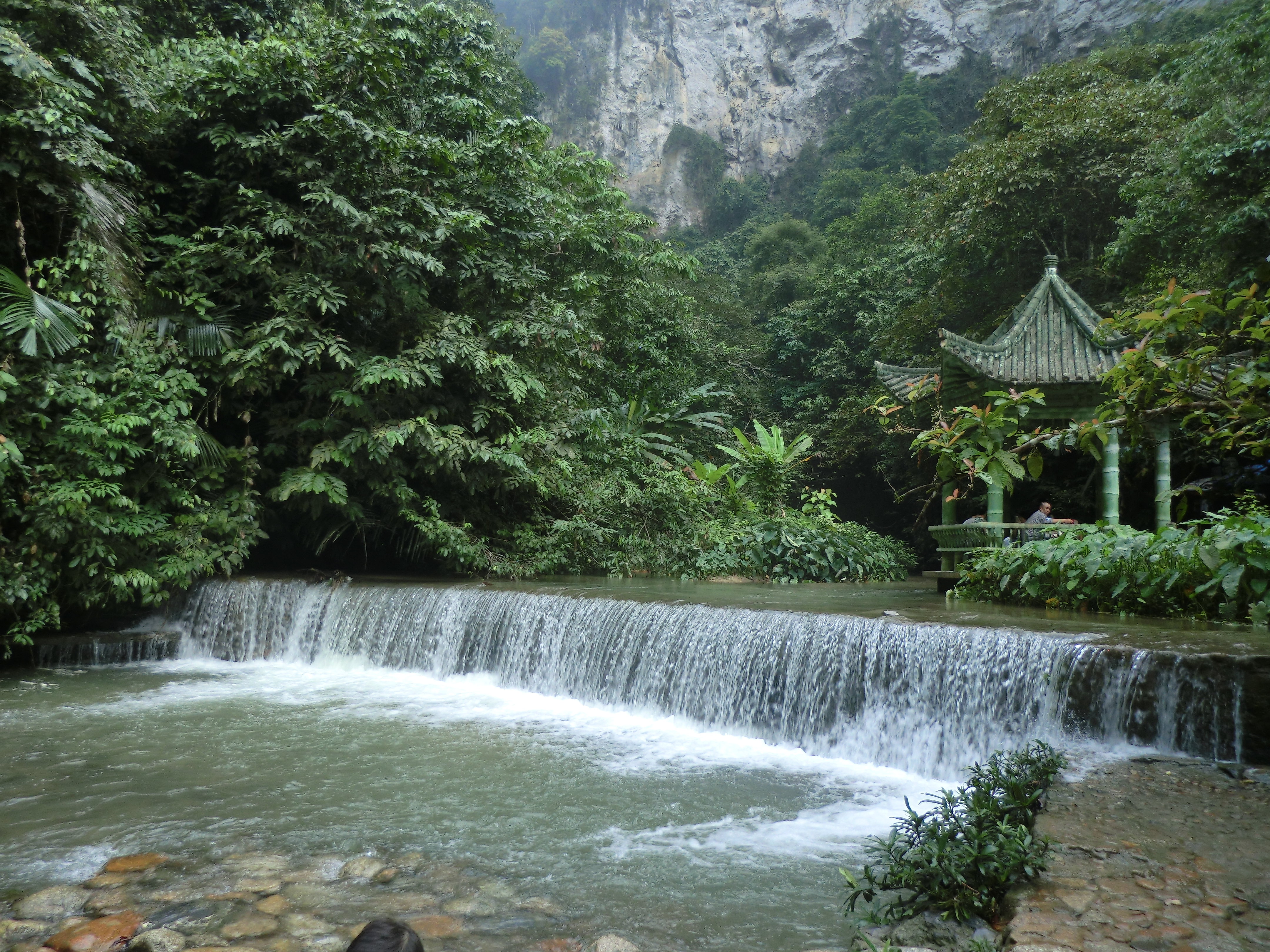 通灵大峡谷位于广西百色市靖西县,是一处结合了热带雨林,河流瀑布