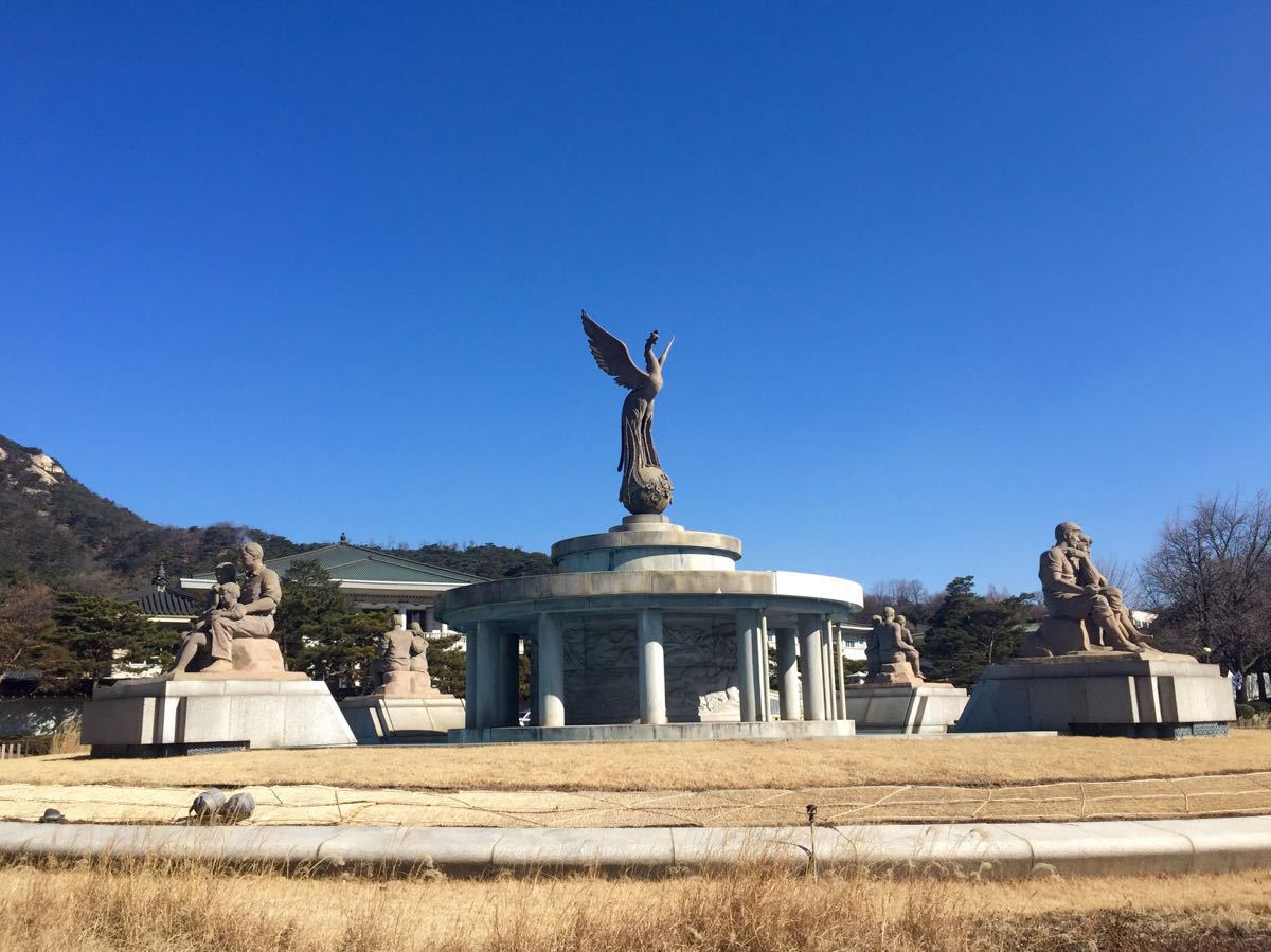 介绍一下青瓦台广场的凤凰雕塑,凤凰是韩国国家元首的象征,代表着至