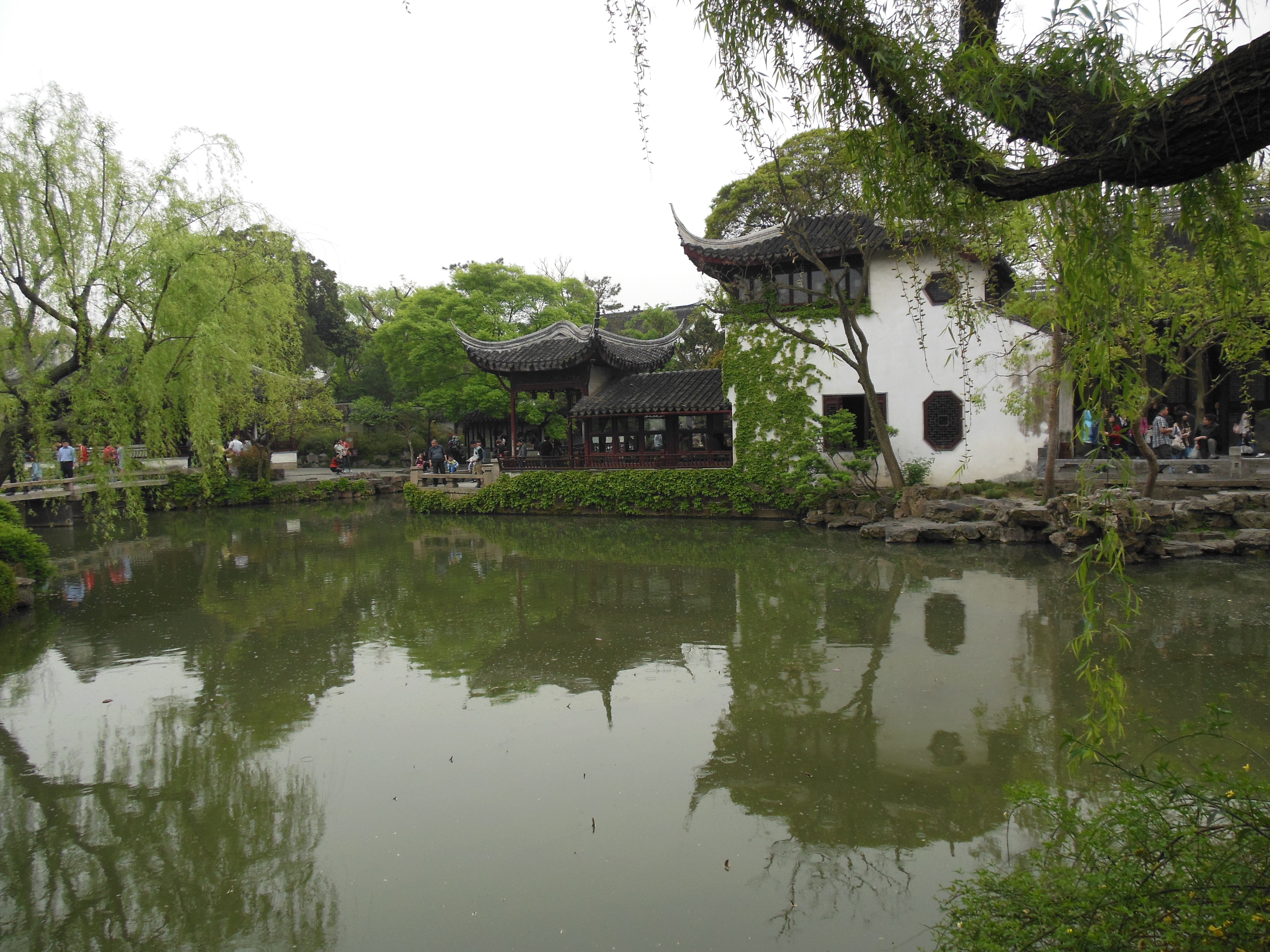 拙政园内的一个临水建筑,前面的池塘中种有很大面积的荷花,荷又名芙蓉