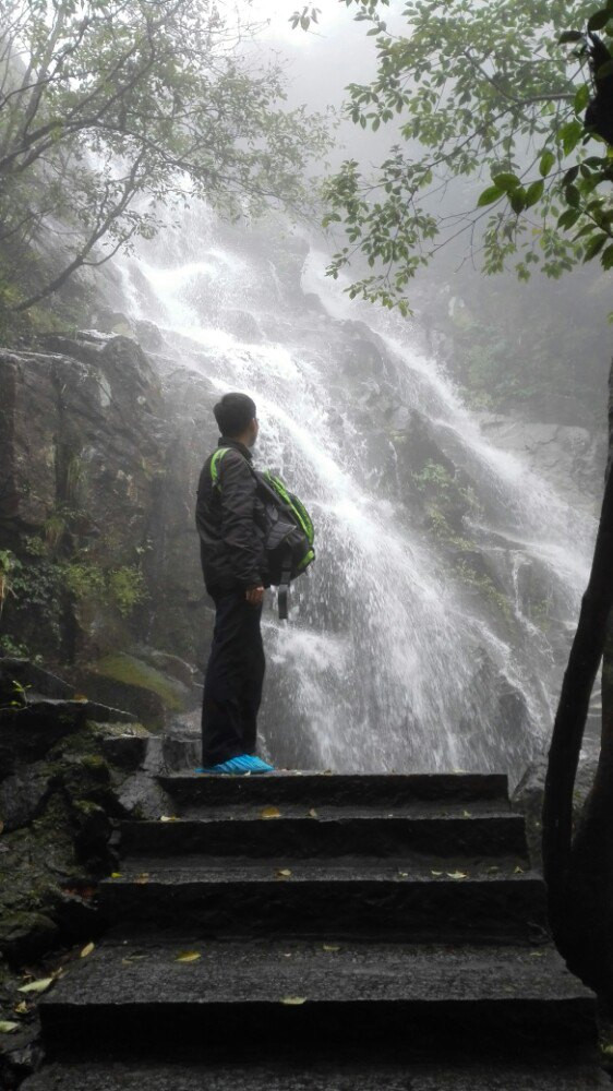 瀑捣银珠,游云纵四海,涛涛天上草,一岁一枯荣…