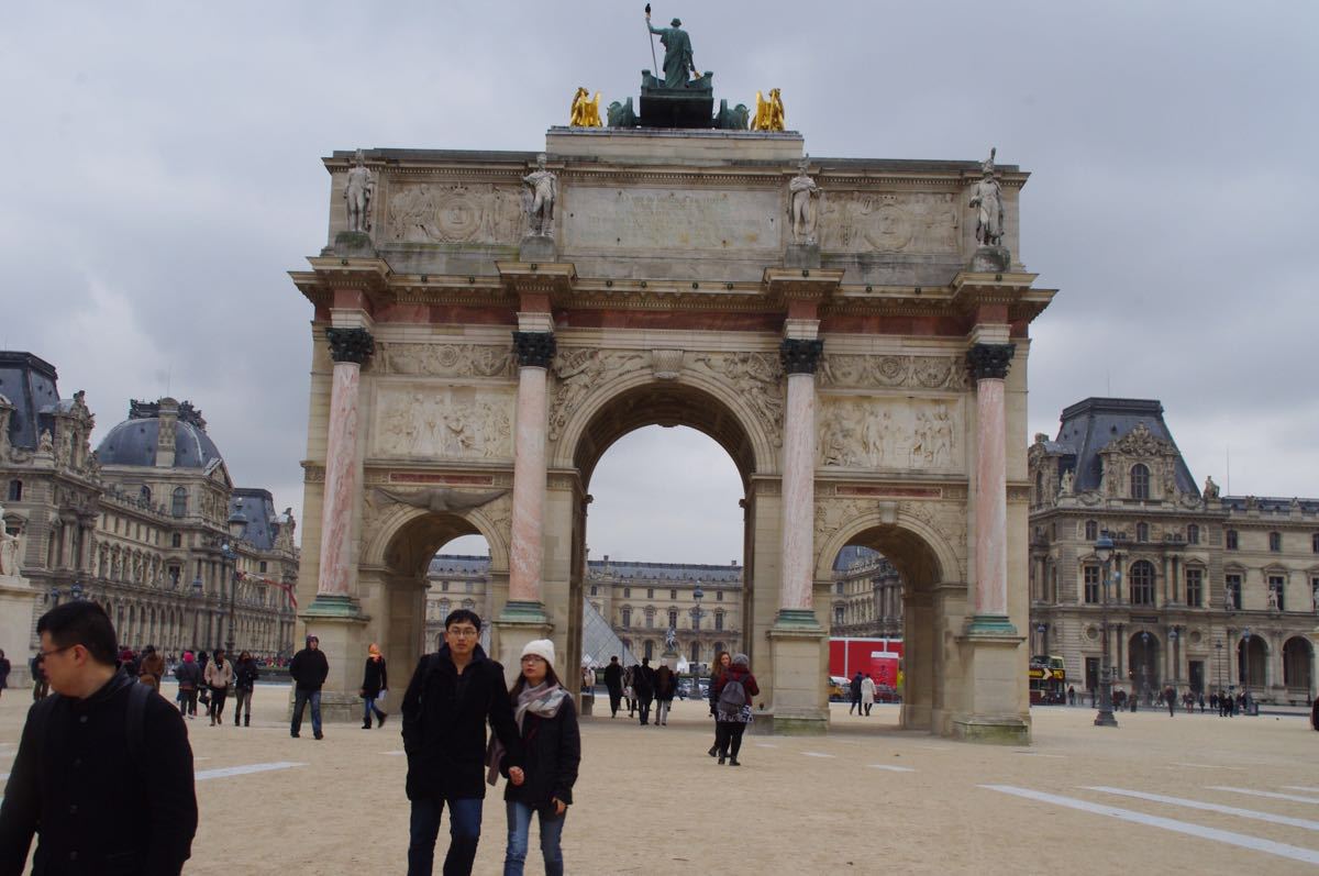 【携程攻略】巴黎小凯旋门景点,小凯旋门就在卢浮宫的前面,上面也有