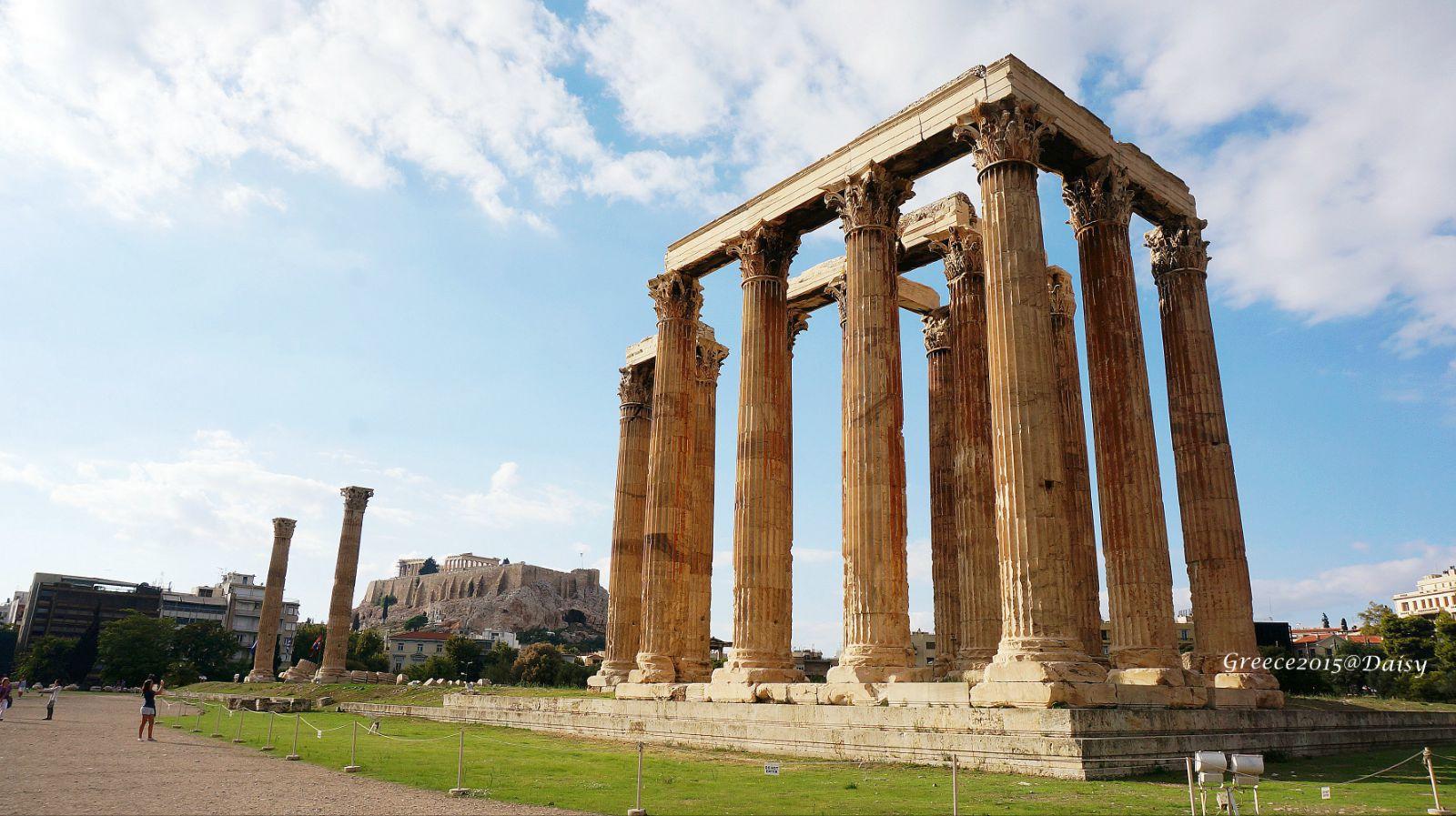 宙斯神庙位于希腊雅典奥林匹亚村,是为了祭祀宙斯而建的,也是古希腊最