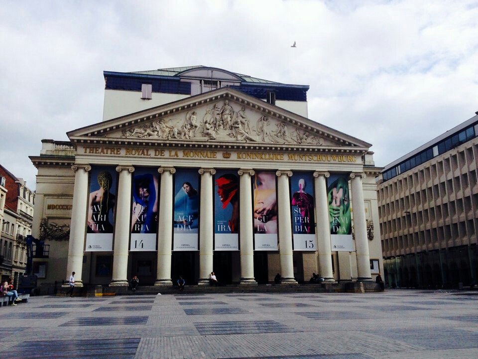 2022皇家铸币局剧院玩乐攻略,纯正欧洲风格的剧院,白色柱.