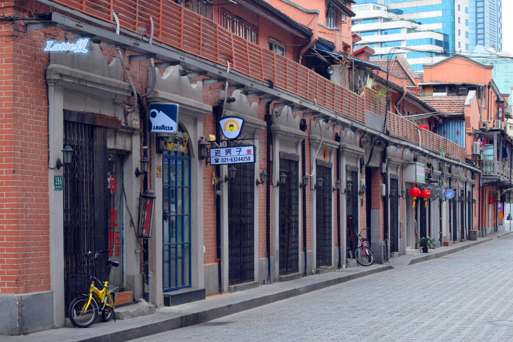 旁边即是哈尔滨路