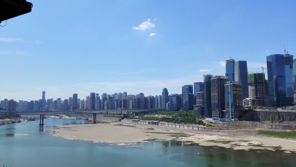 两江汇一清一黄,和各大景区的商业街有点类似,消费偏高,至少对于重庆