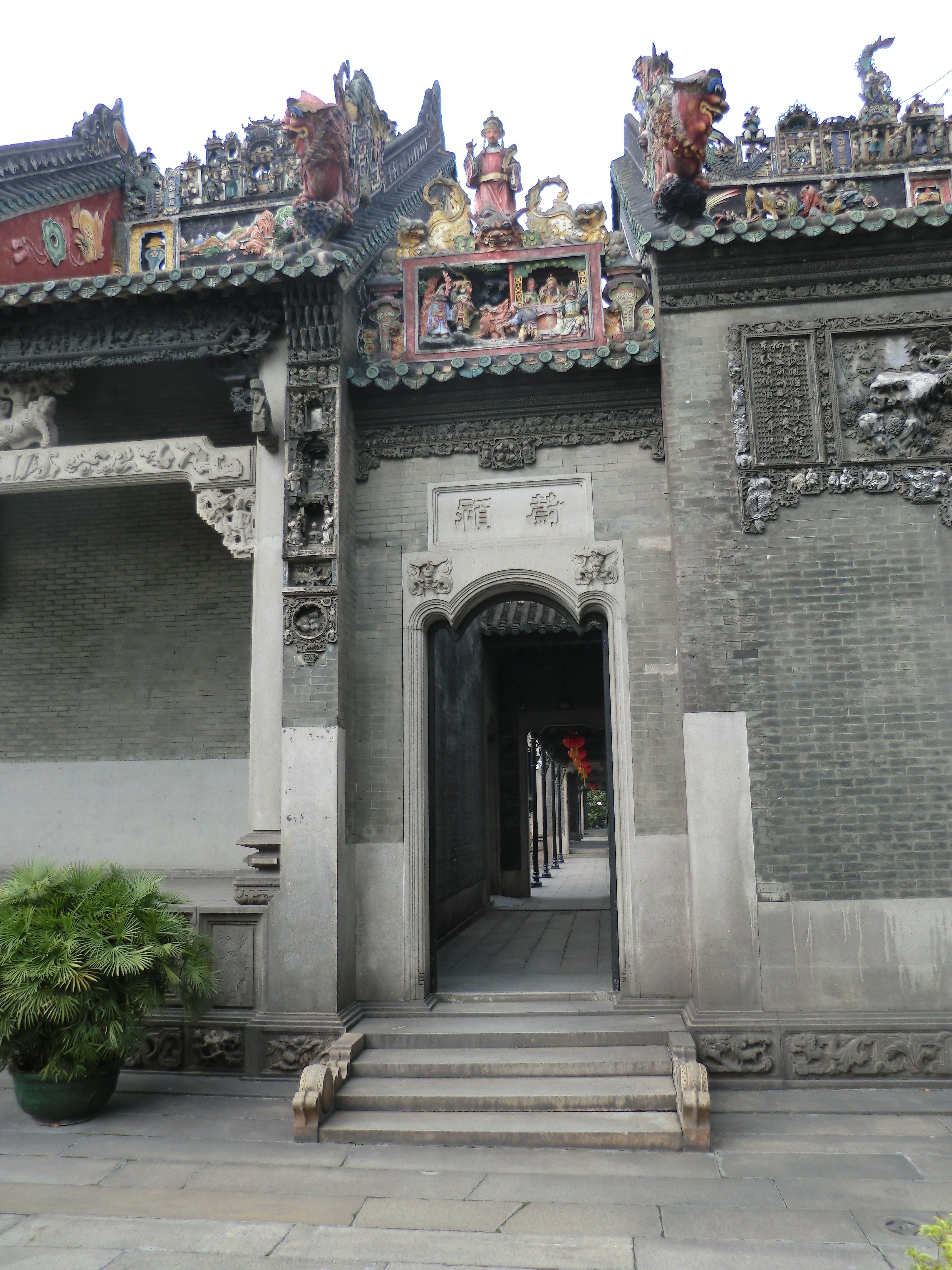 在陈家祠各厅堂,廊,院,门,窗,栏杆,屋脊,砖墙,梁架,神龛等处,随处可