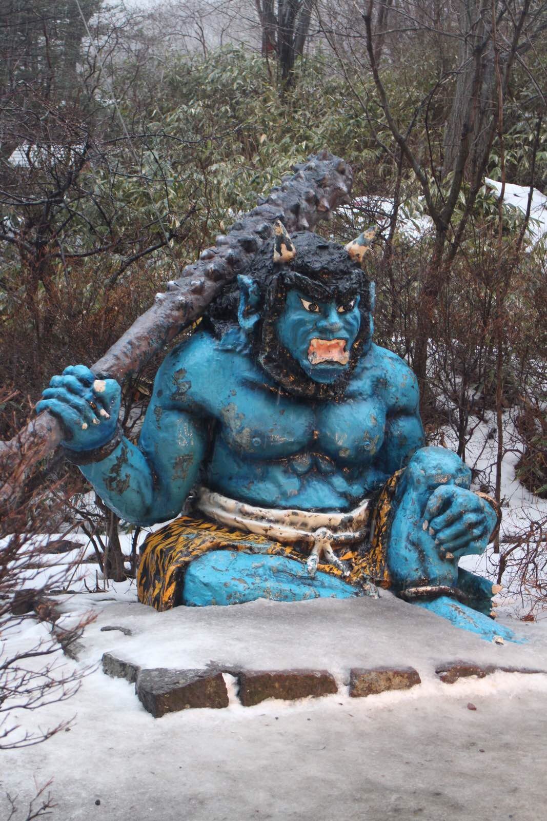 地狱谷口有两个鬼,一个是青鬼,另一个是红鬼.