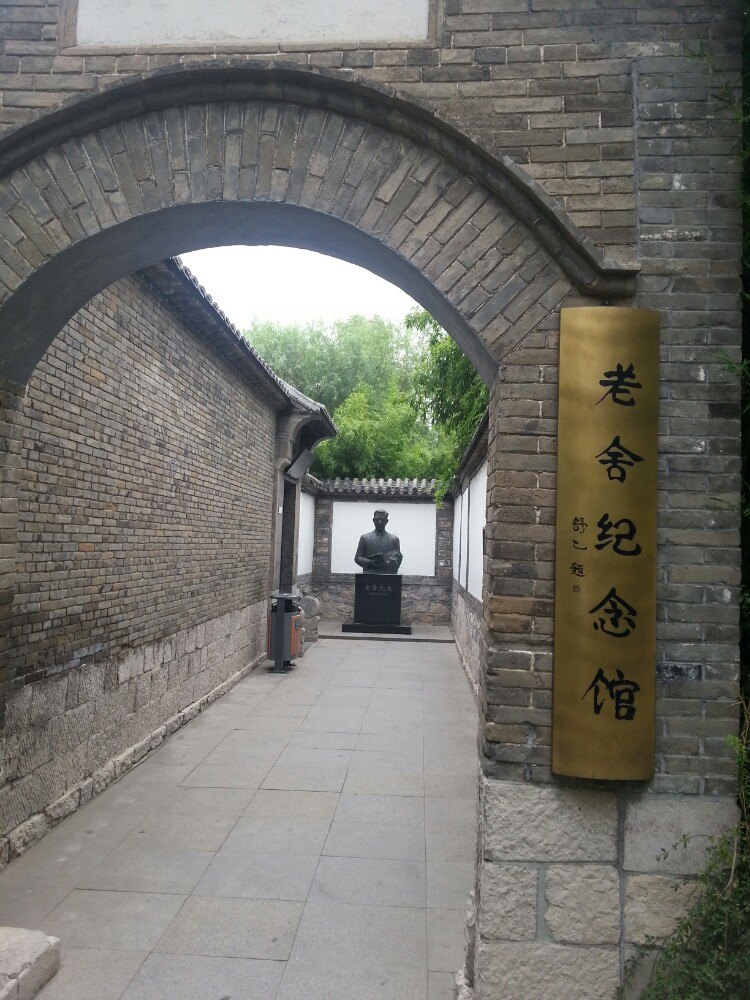 经过改造后的大明湖南岸和东岸免费开放了,超然楼,老舍纪念馆是观光