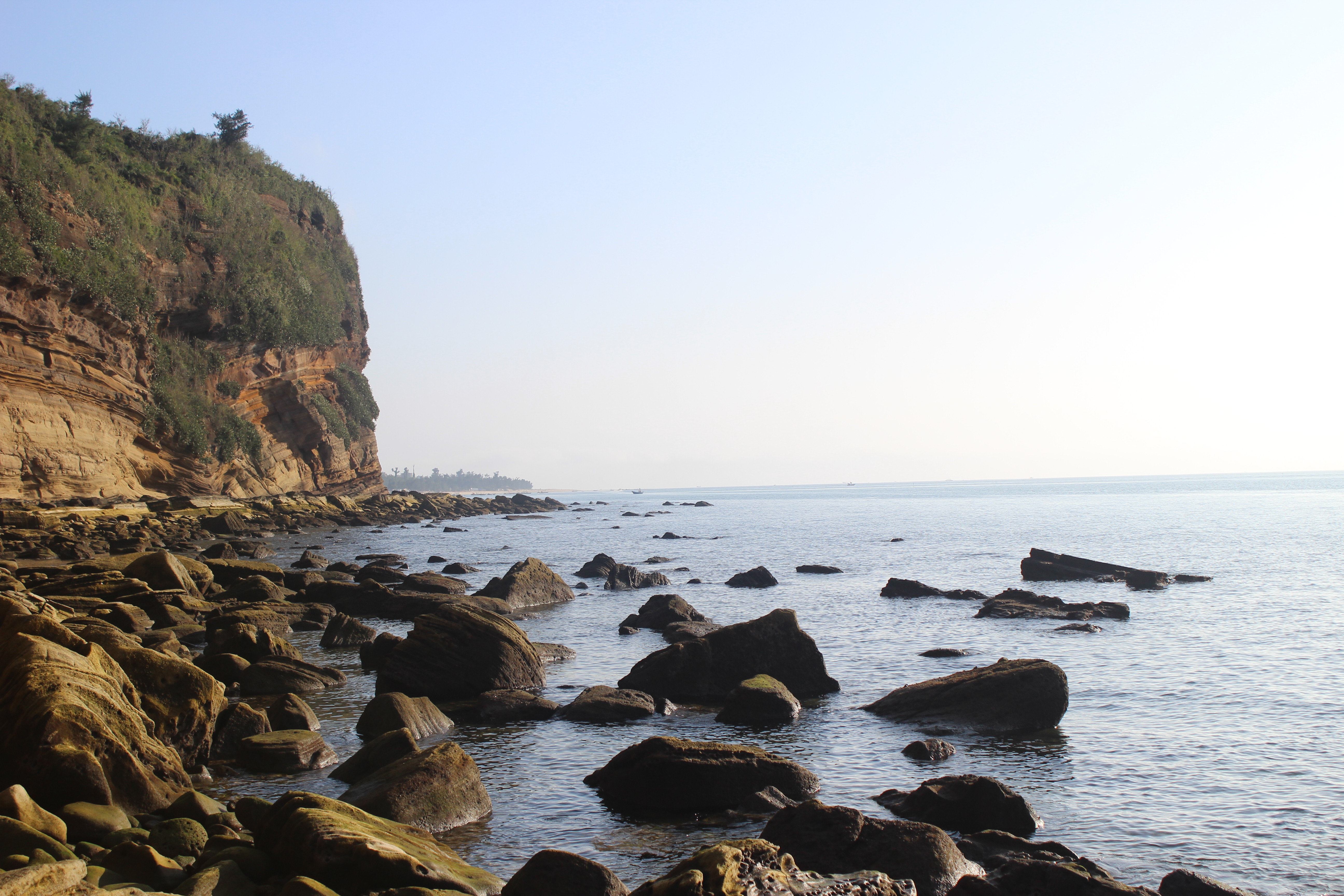 您好,六月份已經可以下海游泳了,六月份潿洲島天氣