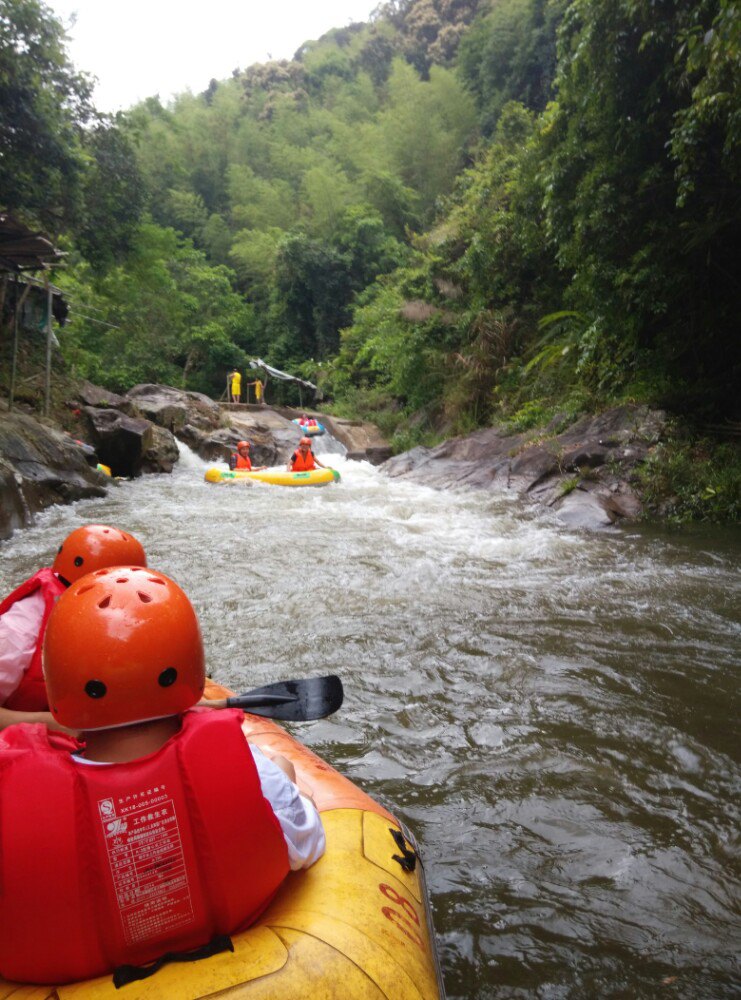 这里的漂流够刺激,空气清新,大自然的风景迷人
