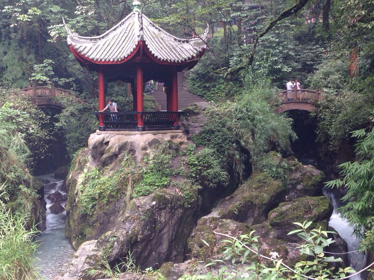 在清音閣旁邊的一個景點,風景很美,是峨眉山最佳攝影點.