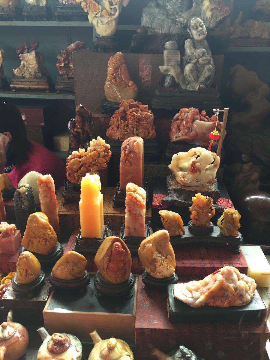 北京潘家园景点,潘家园是一个古色古香的传播民间文化的大型古玩艺术