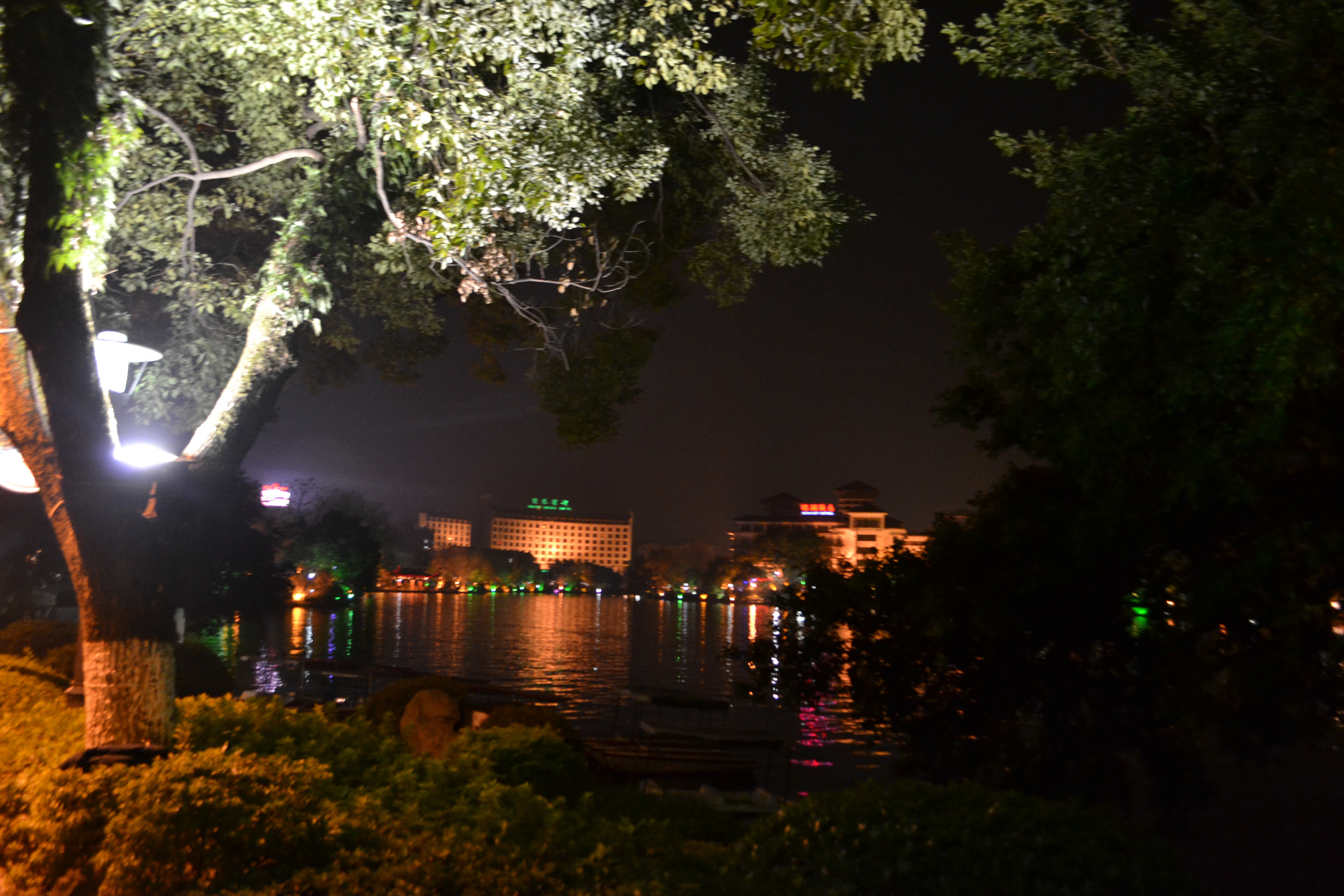 【携程攻略】桂林日月双塔景点,双塔是两江四湖的代表建筑，晚上去景色相当漂亮，湖水环绕和簇拥双塔…