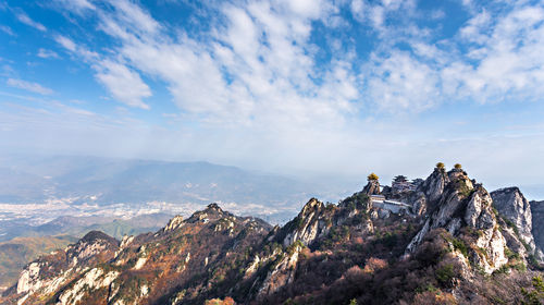 早餐後乘景區中靈索道(索道往返130元/人)或涉步到達中天門,後徒步