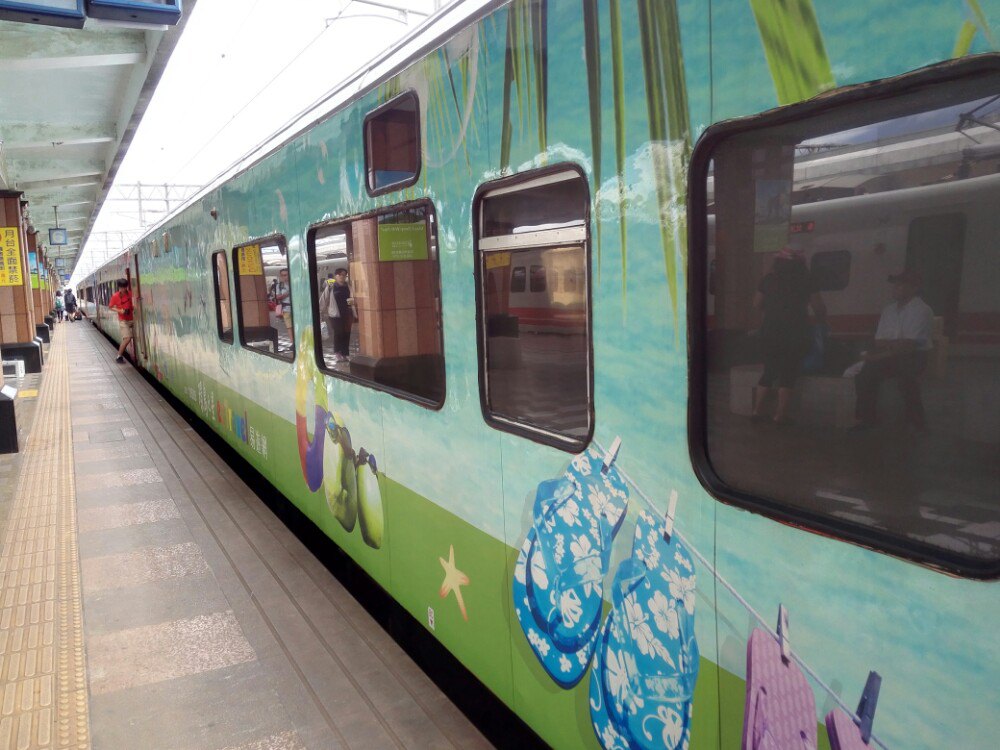 台湾乘列车旅行是一件很惬意的事情,而乘环岛之星观列车则是惬意中