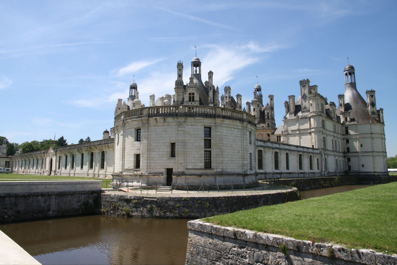 这些城堡中最著名的香波城堡,其实是瓦卢瓦王朝弗朗索瓦一世的狩猎