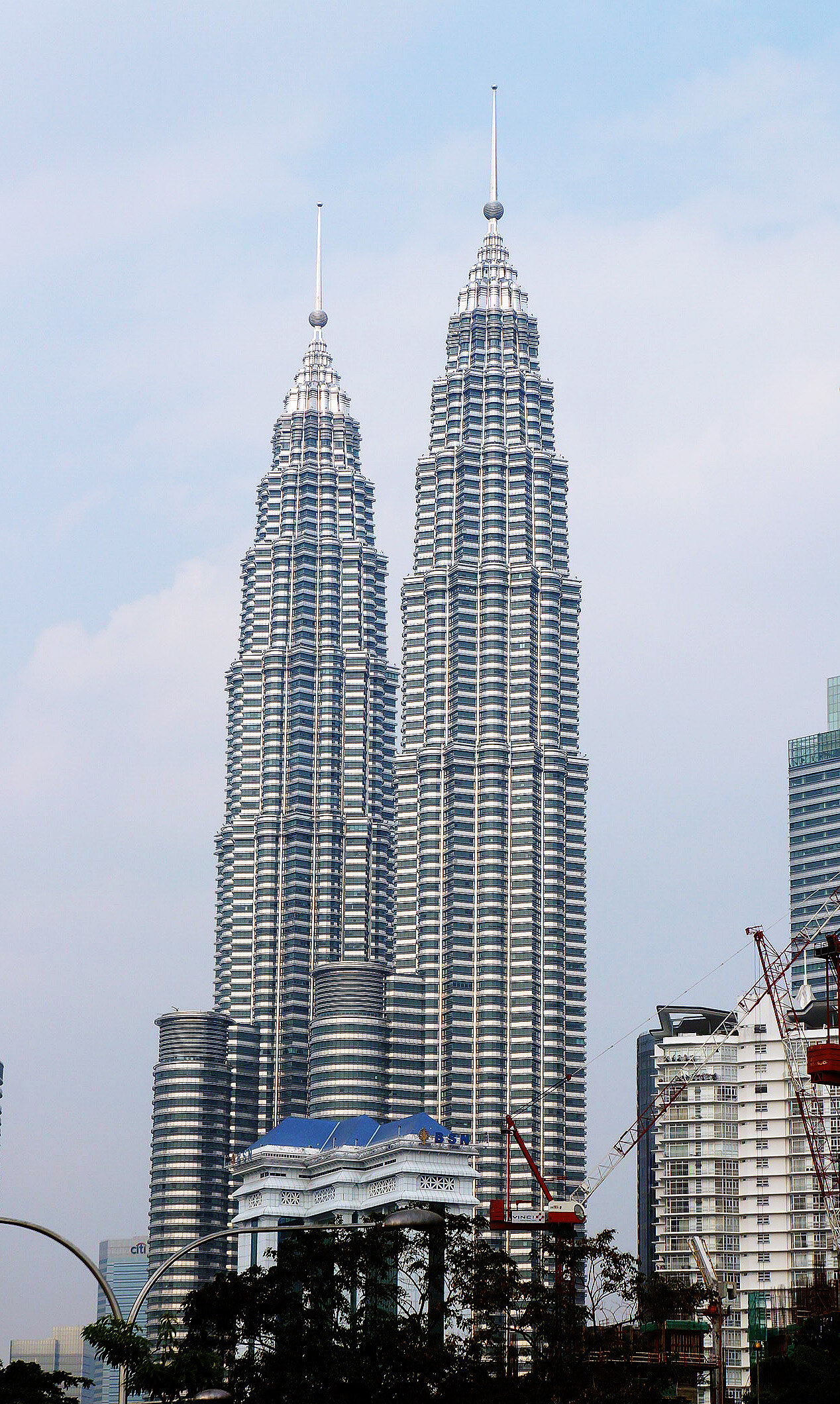 【携程攻略】吉隆坡双子塔景点,石油公司的双子塔建筑，可上84层塔顶，一览吉隆坡景色。其中的商场物…