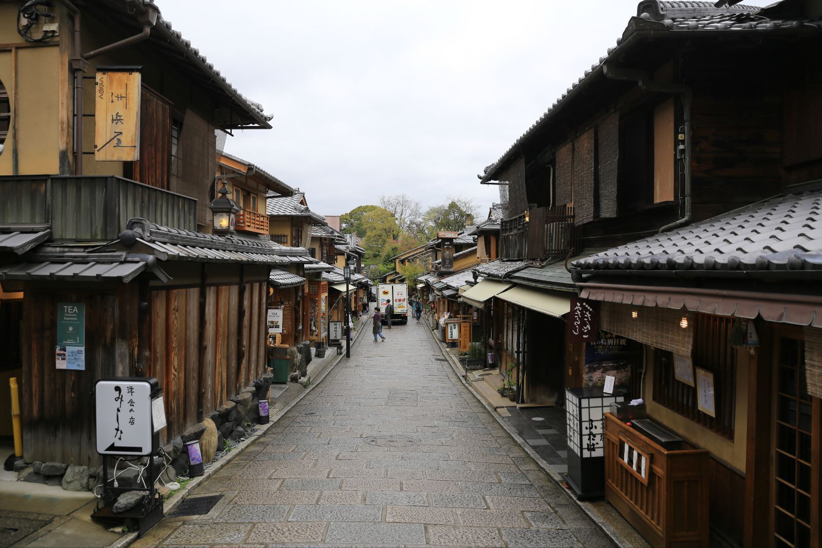 【携程攻略】京都三年坂二年坂景点,随着旅行团的不断增多,我们赶紧往