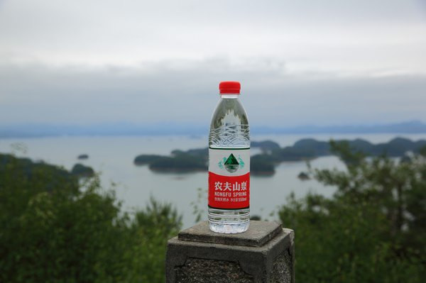 千岛湖 现在农夫山泉貌似有很多水源地，不过千岛湖应当是最早的啦，附