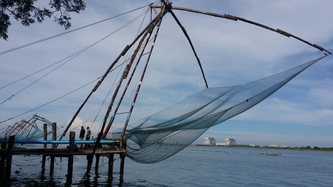 將漁網沉在海中,利用槓桿原理隨時可以提起的漁網.