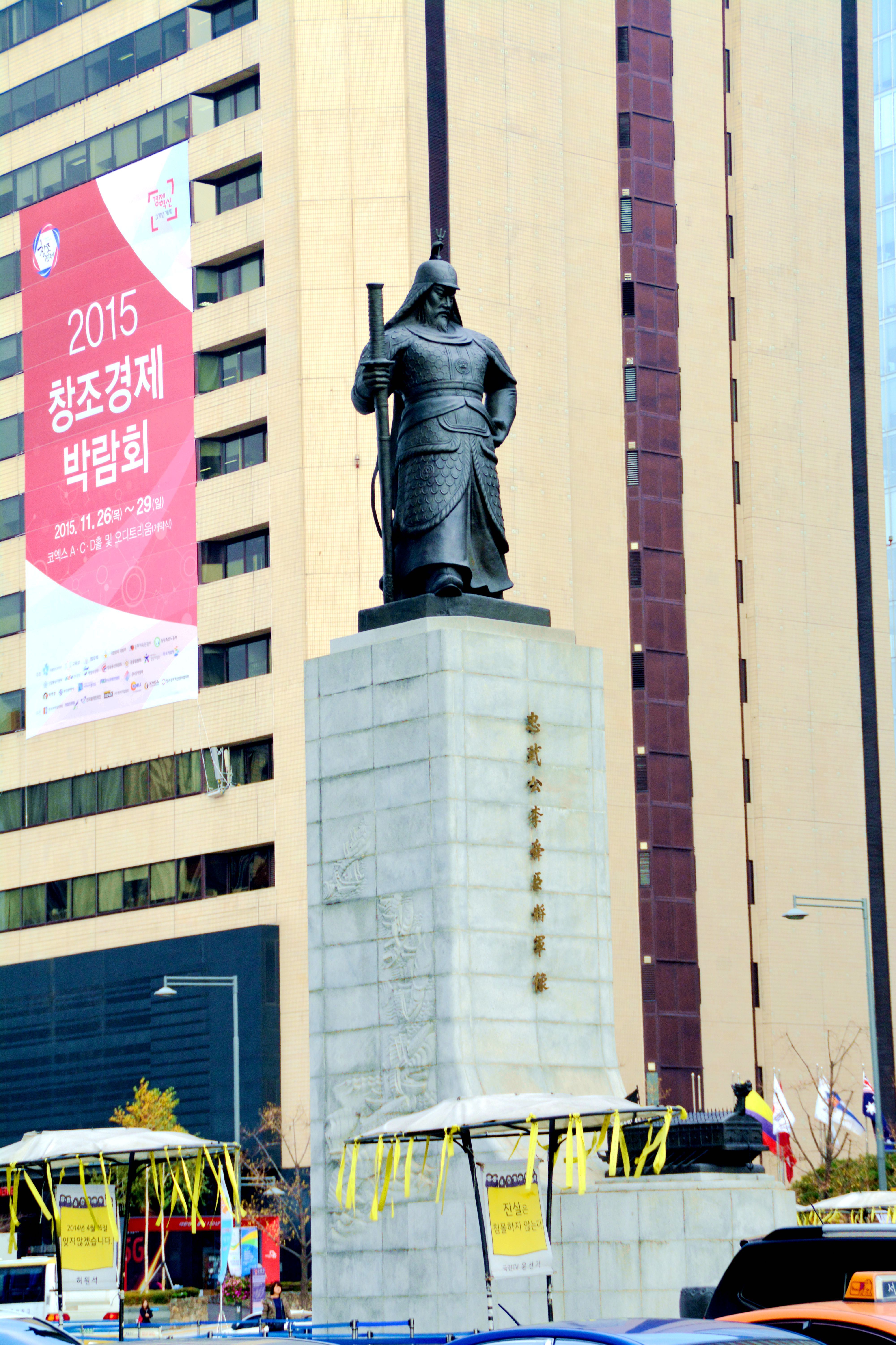 雕像景点,沿着獬豸广场蜿蜒的坡路一路走上来可看到李舜臣将军的铜像