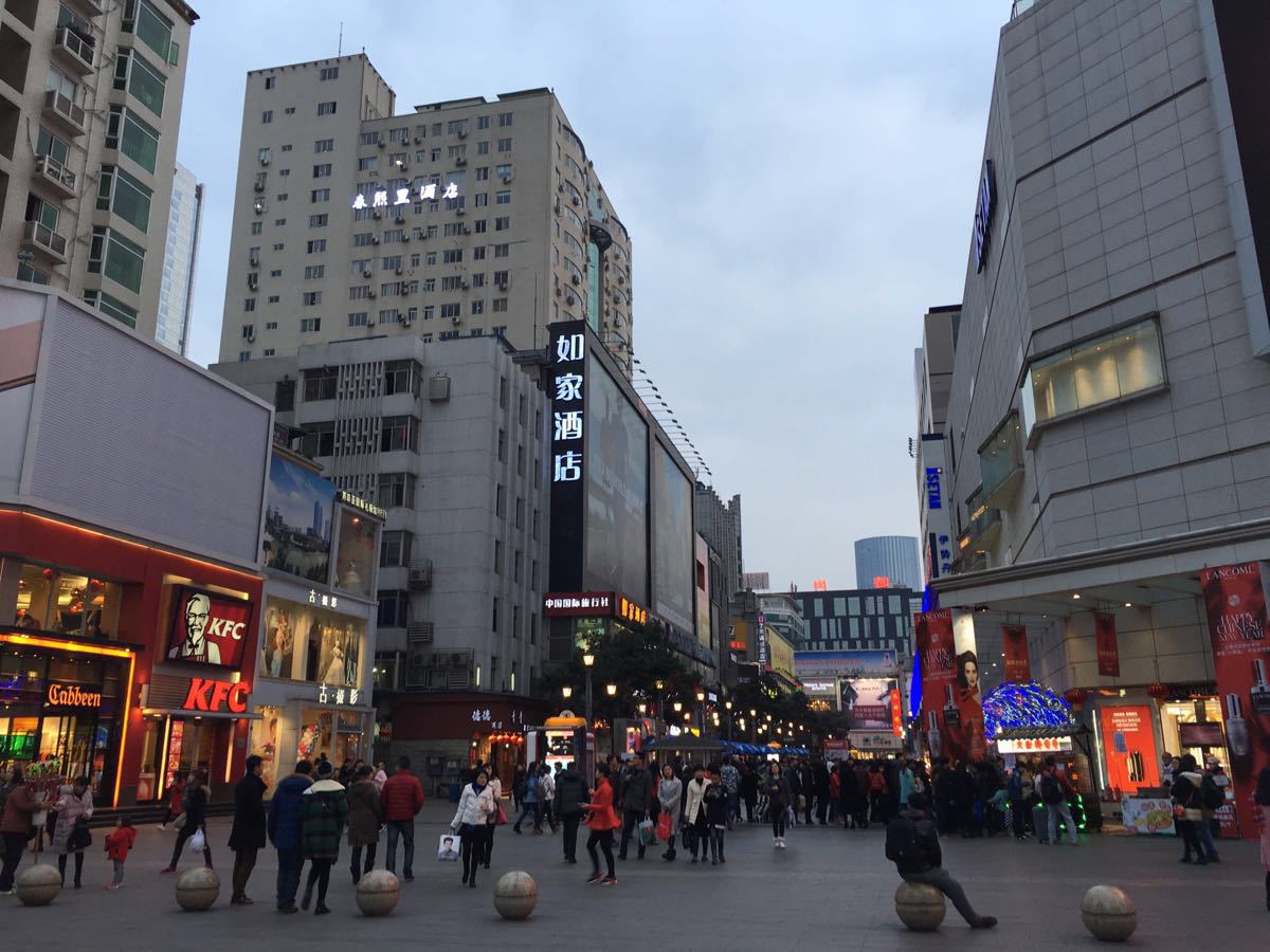 【携程攻略】成都王府井百货(总府店)购物,过大年去的,晚上10点钟还