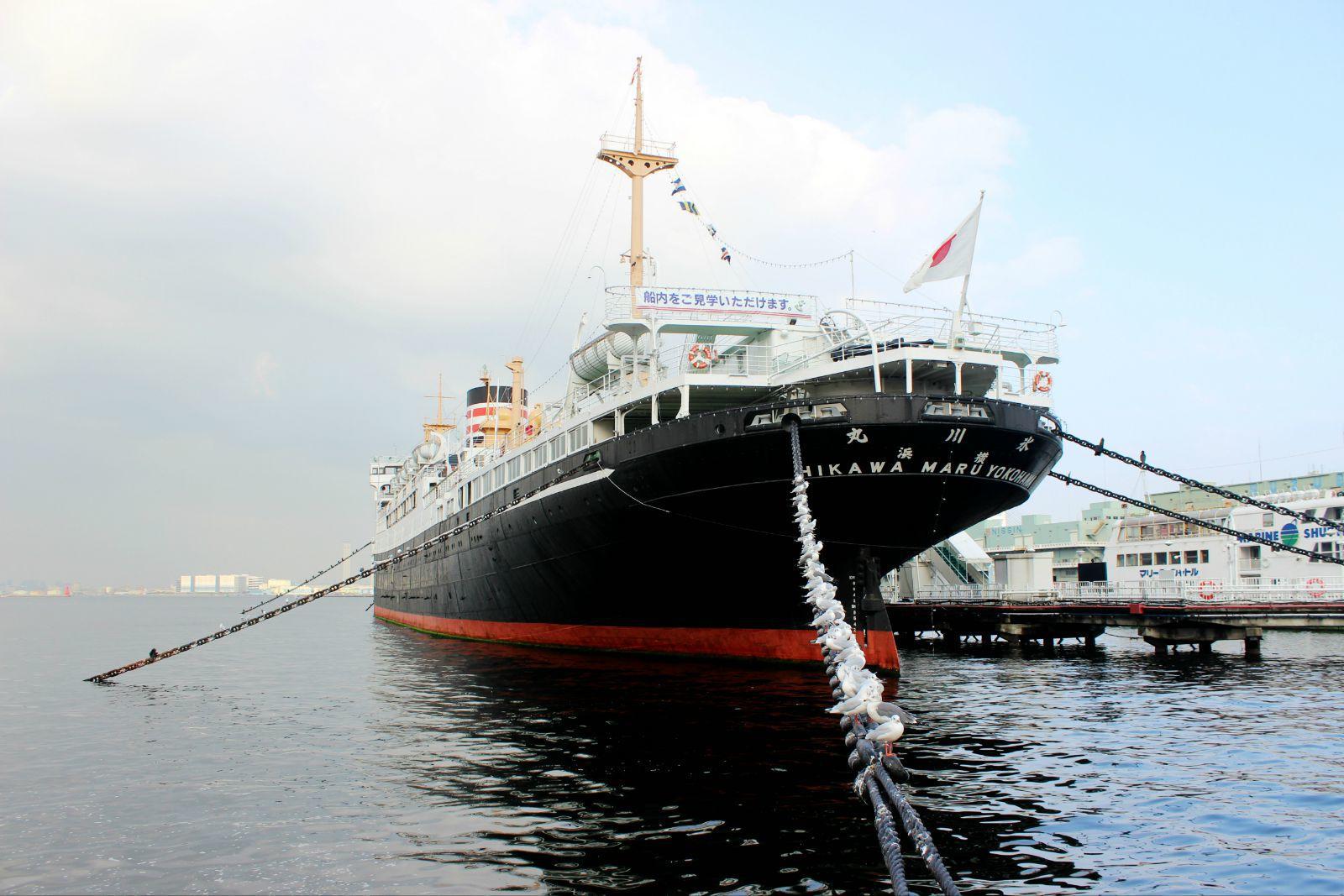 北落师门ql 在公园的码头边停靠有一艘"冰川丸"邮轮,在1930到1960年间