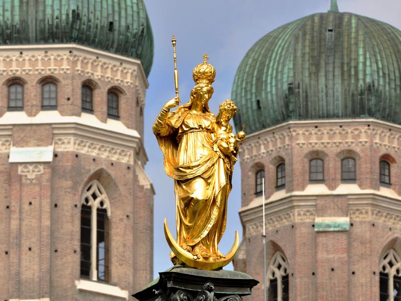 圣母玛利亚的纪念柱""广场的建筑也很漂亮值得一游""是纪念脱离瑞典