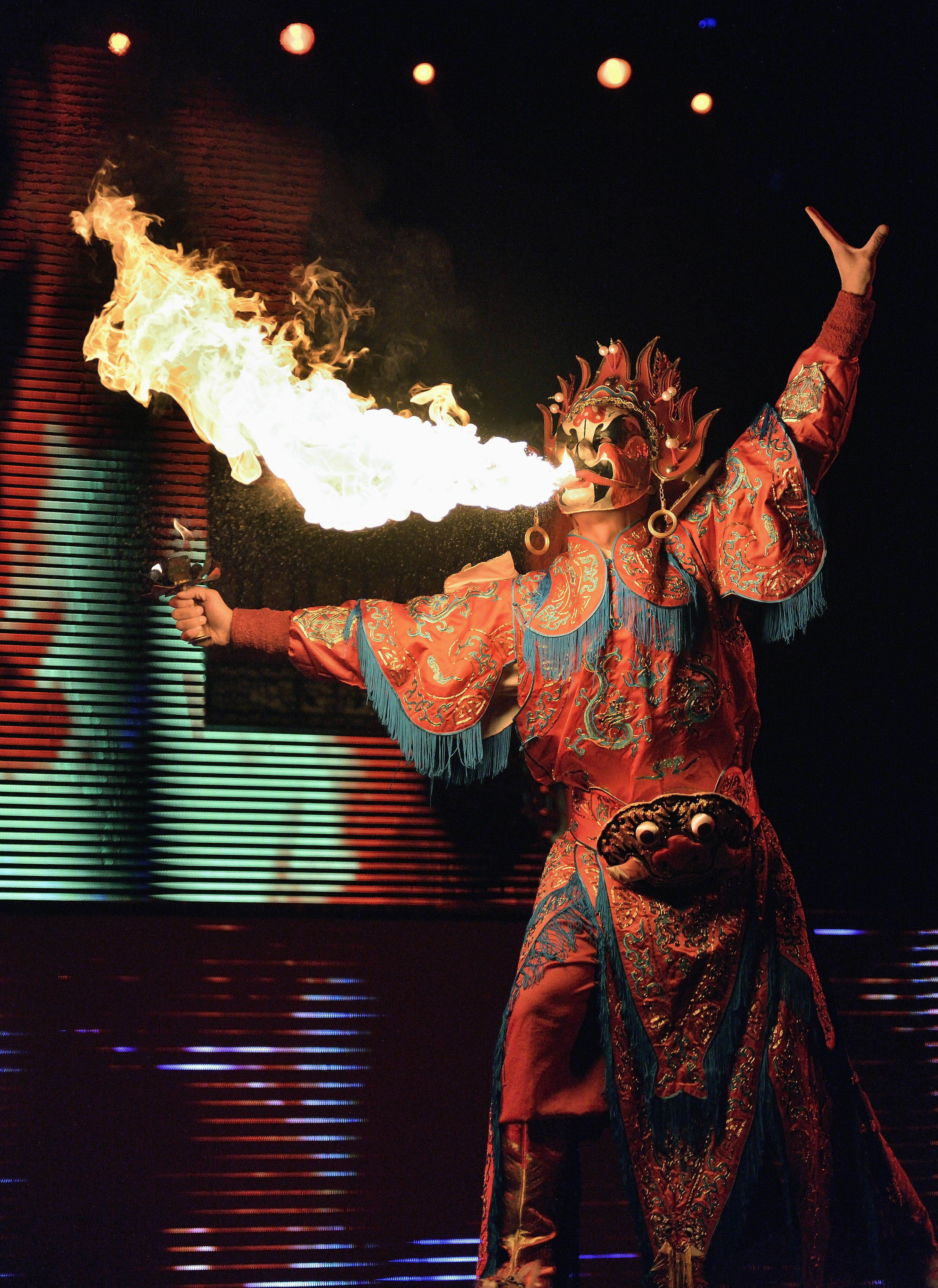 ( 0) 11****881 演出很精彩,尤其是川剧绝活皮影,变脸,吐火等引来满场