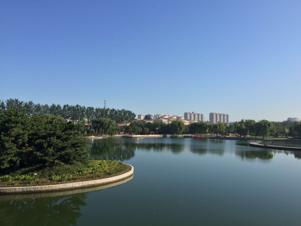 2022三河人民公园游玩攻略,无霾的日子天空晴朗,水清柳.