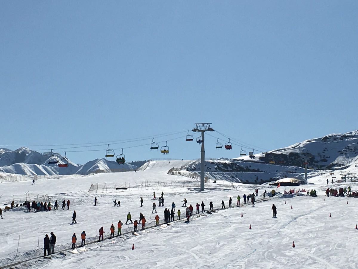 2024雪莲山滑雪场游玩攻略,滑雪场给人神清气爽的感觉,.