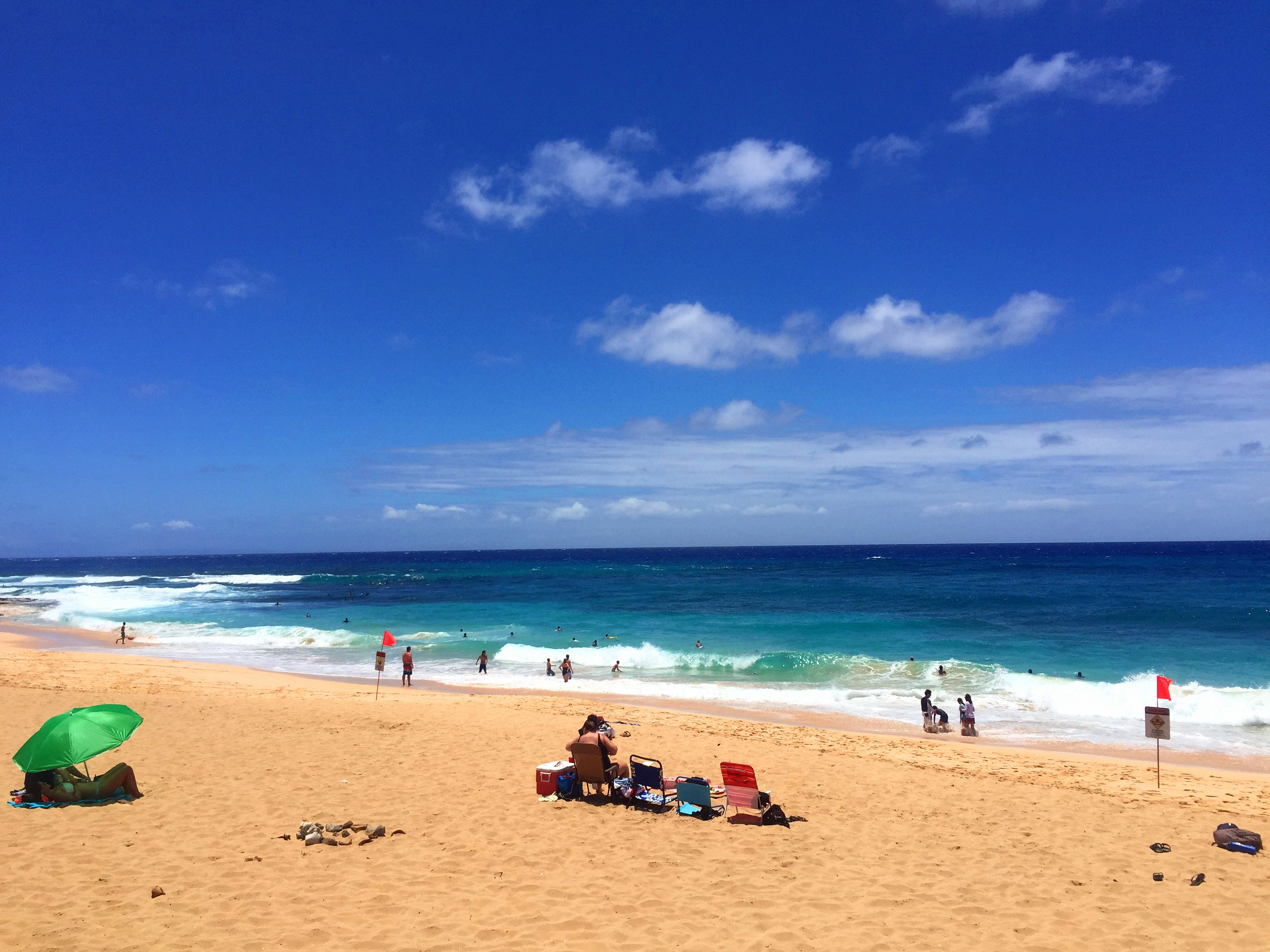喷泉洞的海滩边,也是个不错的海滩,浪比较大,适合冲浪.