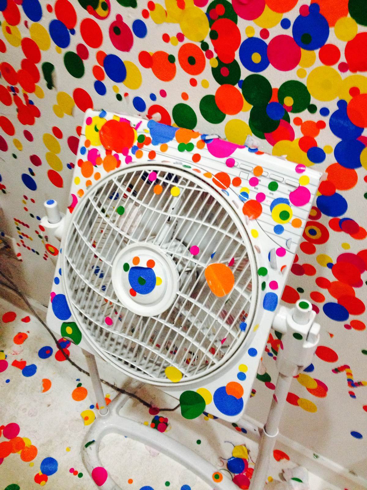 艺术馆景点,洁净之屋一个纯白的空间里,只用彩色的圆点贴纸填满