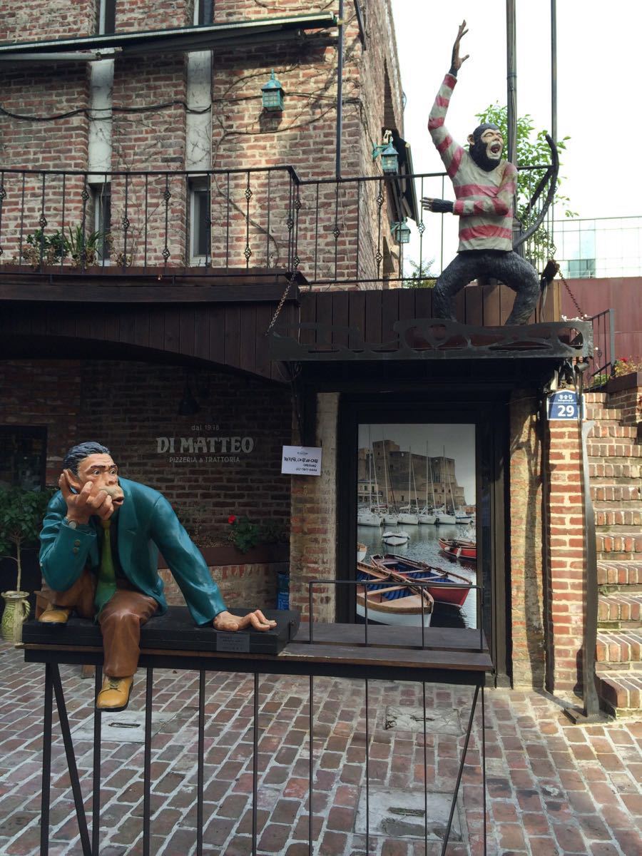 文理大学院旧址为中心所形成的一条年轻的马路,地跨东崇洞和惠化洞