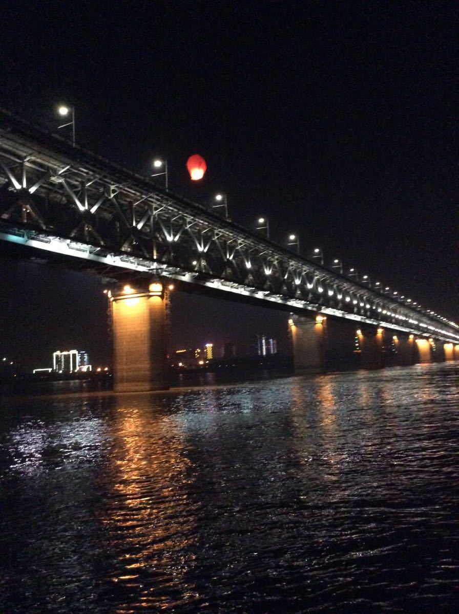 武汉长江大桥景点,晚上去的,就在司门口附近,放了孔明灯,夜景也不错哦