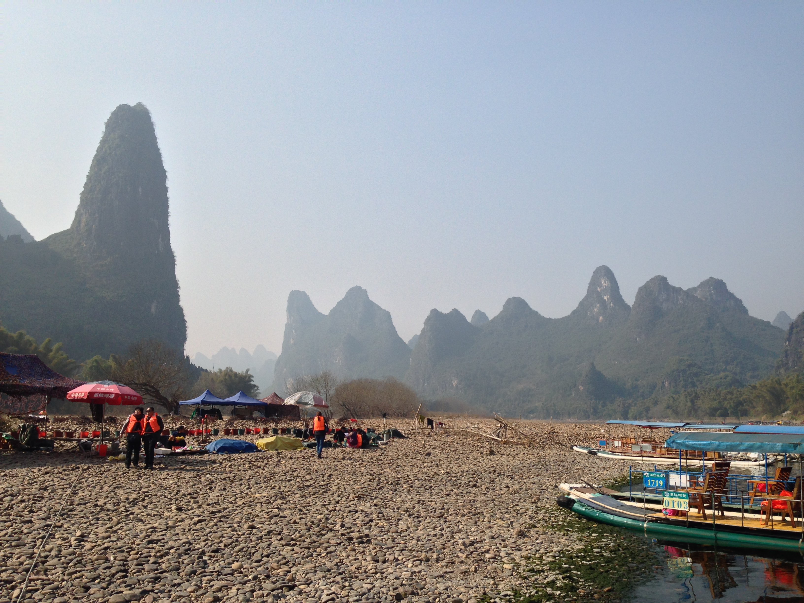 这里是一个很大的竹筏码头,一路坐下去就可以看到九马画山