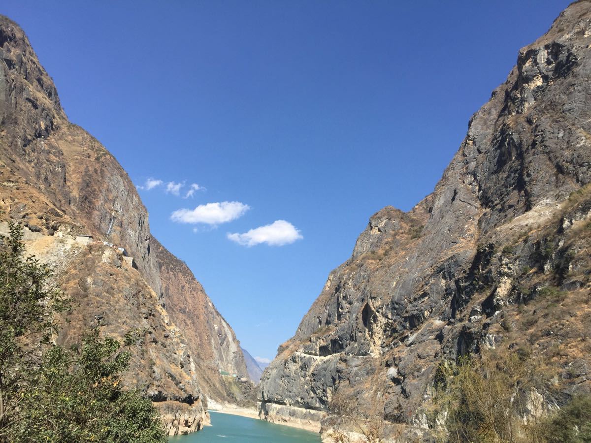 【携程攻略】丽江虎跳峡(丽江段)景点,因为是冬季去的虎跳峡,金沙江