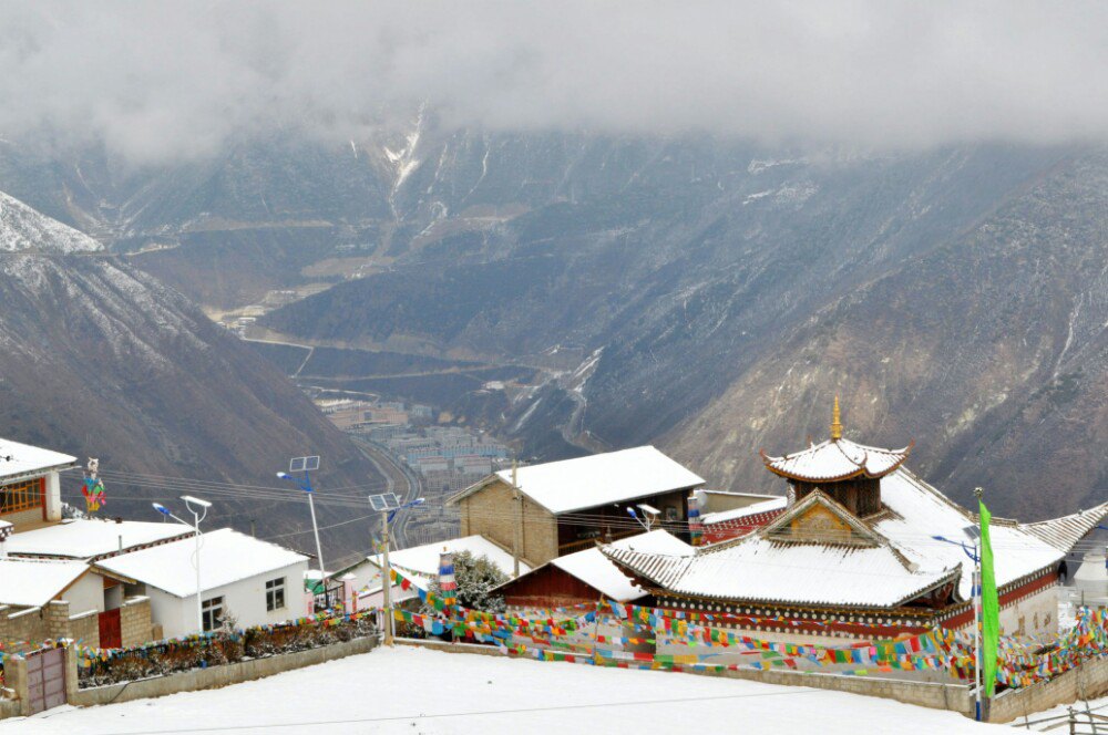 神山庇护下的村庄:云南省海拔最高的德钦县城
