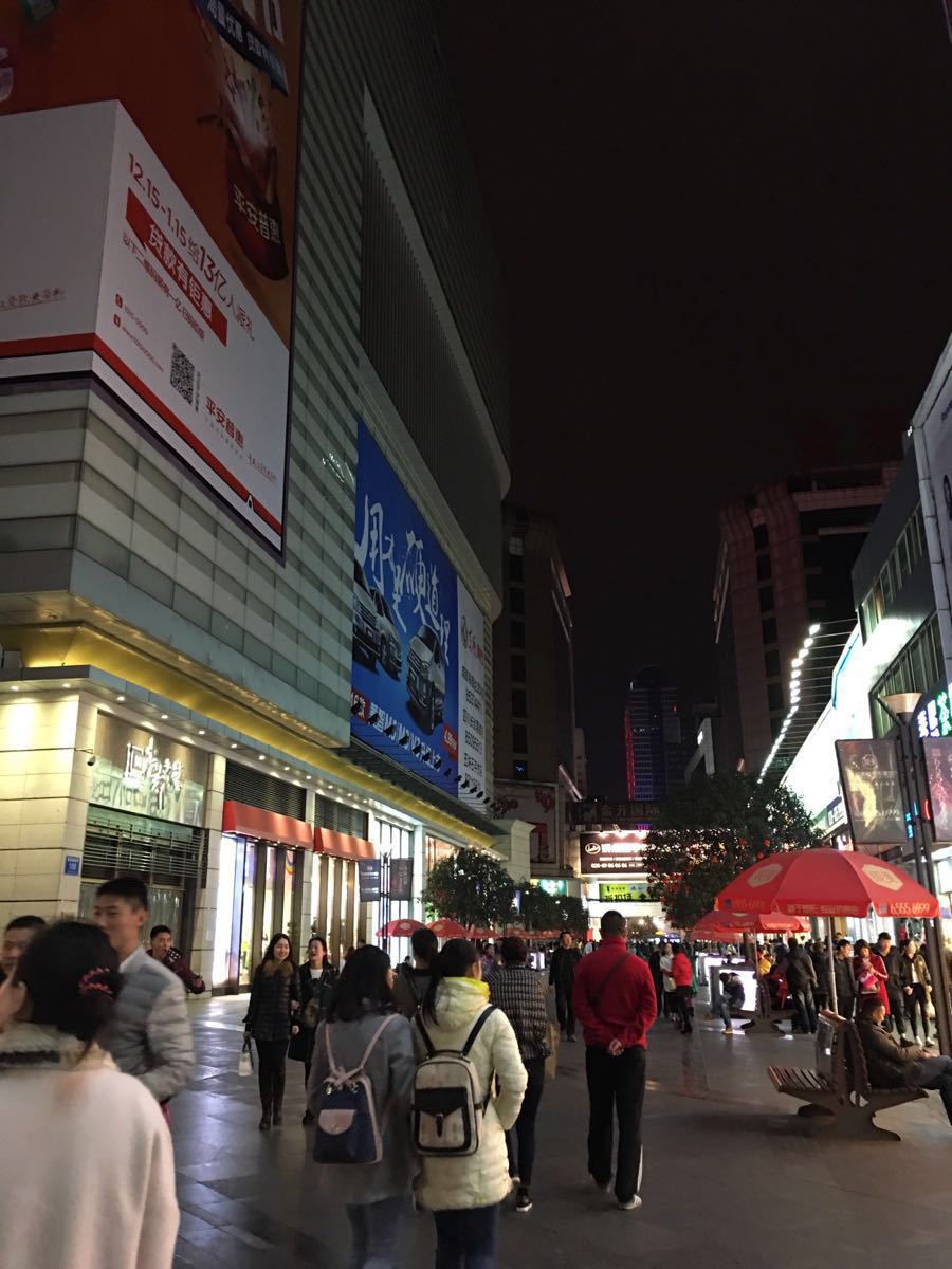【携程攻略】成都王府井百货(总府店)购物,过大年去的,晚上10点钟还
