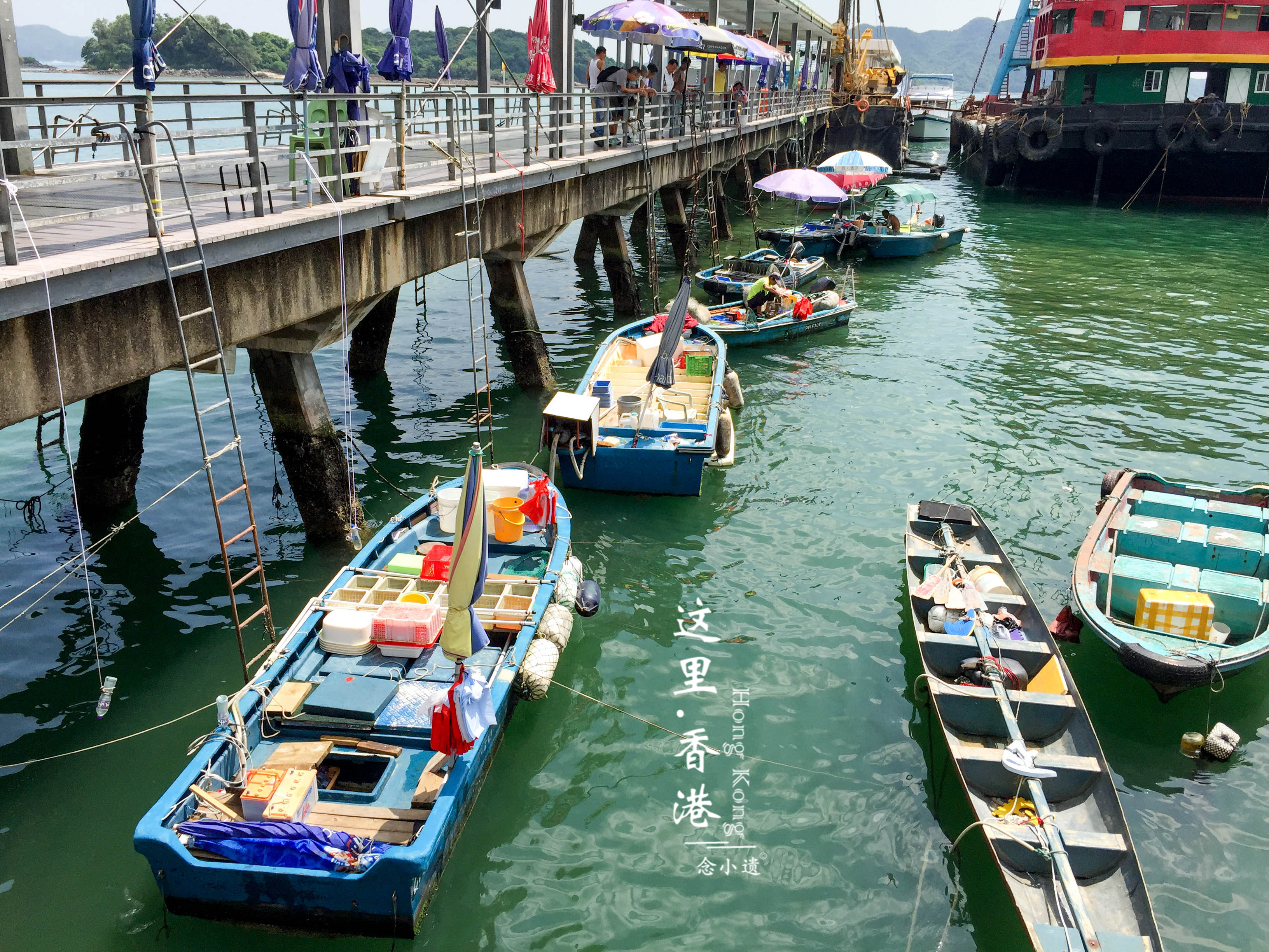 【攜程攻略】香港西貢海鮮街景點,在西貢碼頭的倆層,有很多漁船停靠