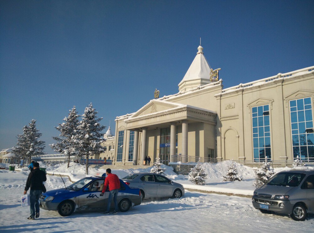          蓝天白雪下的白河火车站