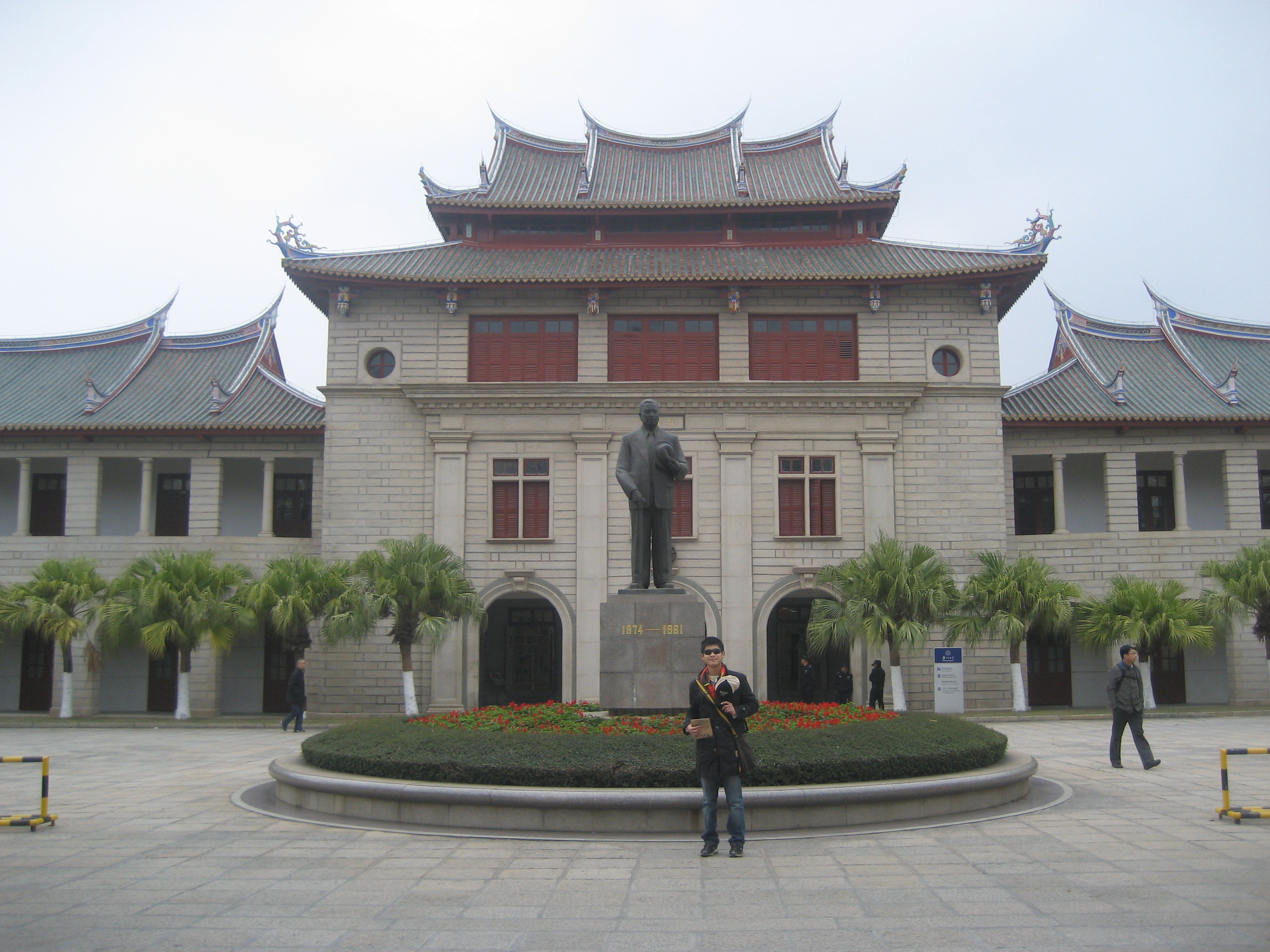 在集美的鳌园是陈嘉庚先生花了近10年时间给自己建设的一座墓园,环境