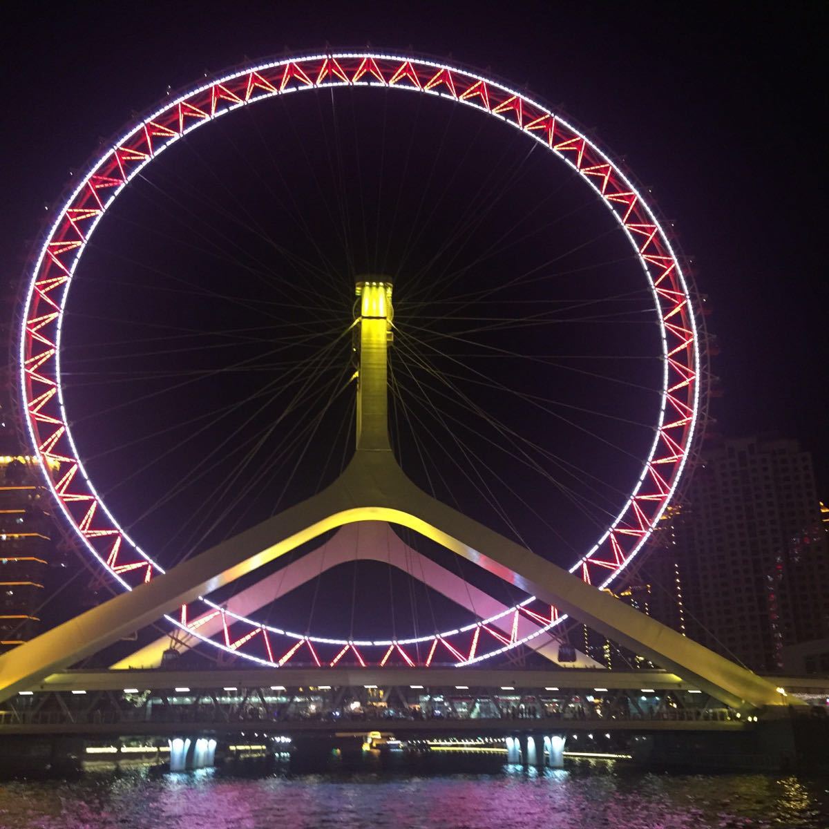 摩天輪景點,坐在上面很慢,但能看到天津的全景,夜晚船遊海河還是挺