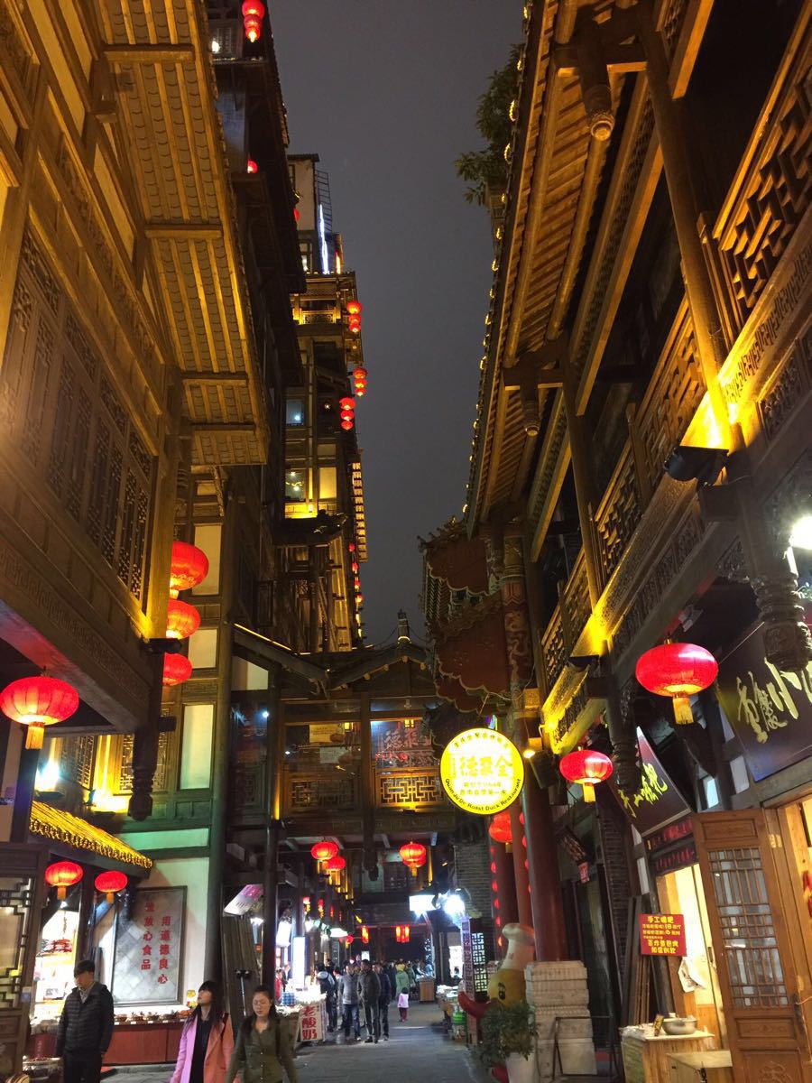 【携程攻略】重庆洪崖洞商业街景点,晚上的景色很美丽,小吃好多,好