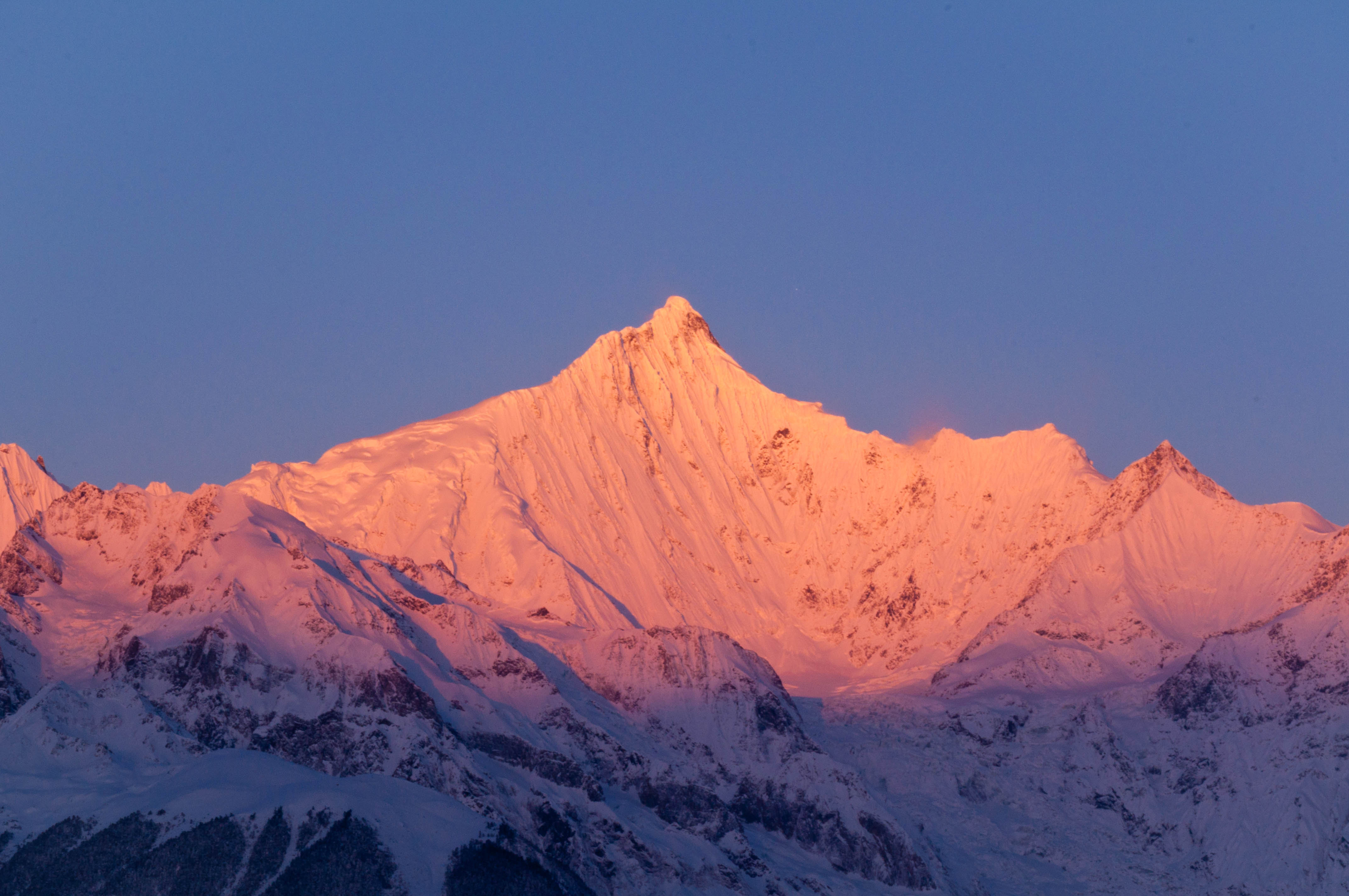【携程攻略】德钦梅里雪山国家公园景点,梅里雪山的十三座山峰平均海拔6000米以上，当地藏民尊称其为“太子十…