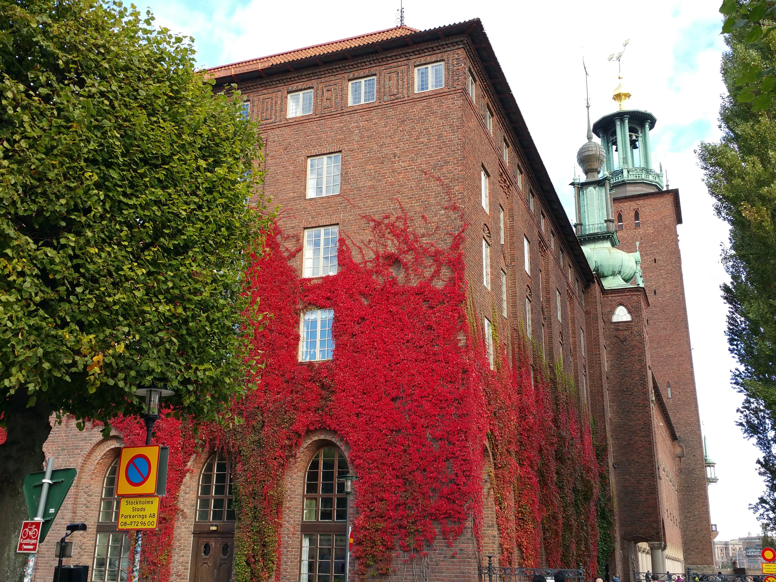 哥尔摩市政厅市中心位于梅拉伦湖畔,始建于1911年,建筑外墙呈砖红色