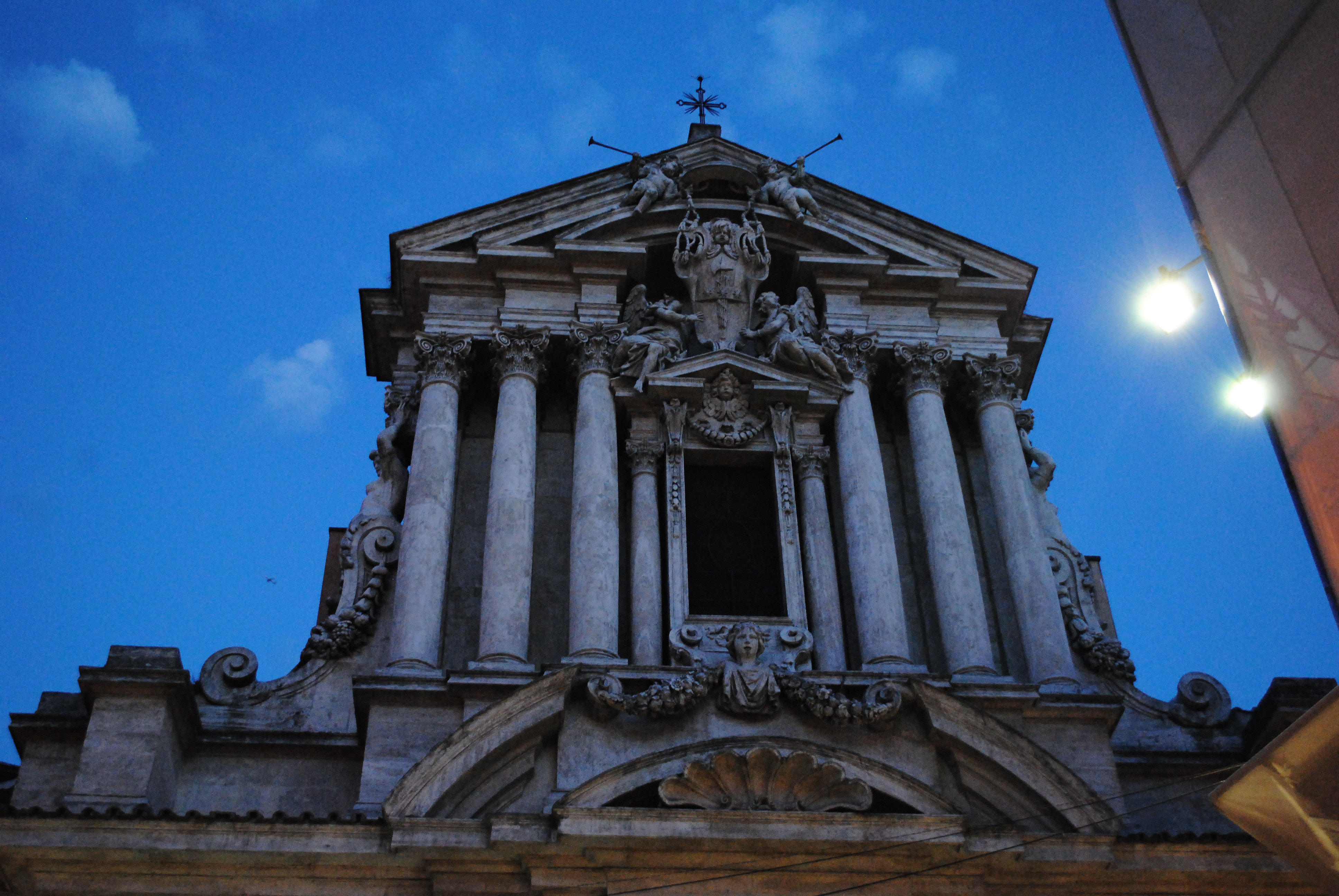 这个喷泉不是很好找,但是打开地图都能看到标注,trevi foun