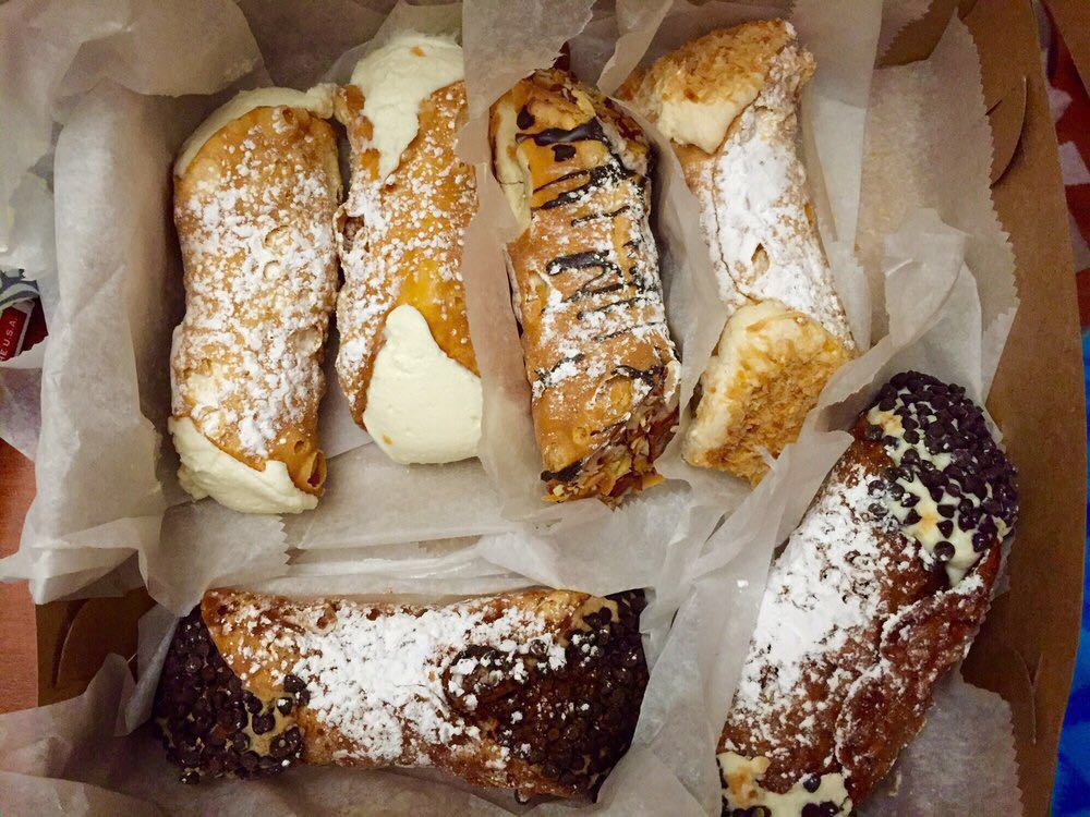 2021mikes pastry(boston)美食餐厅,里面店员打包的方式很特别,.